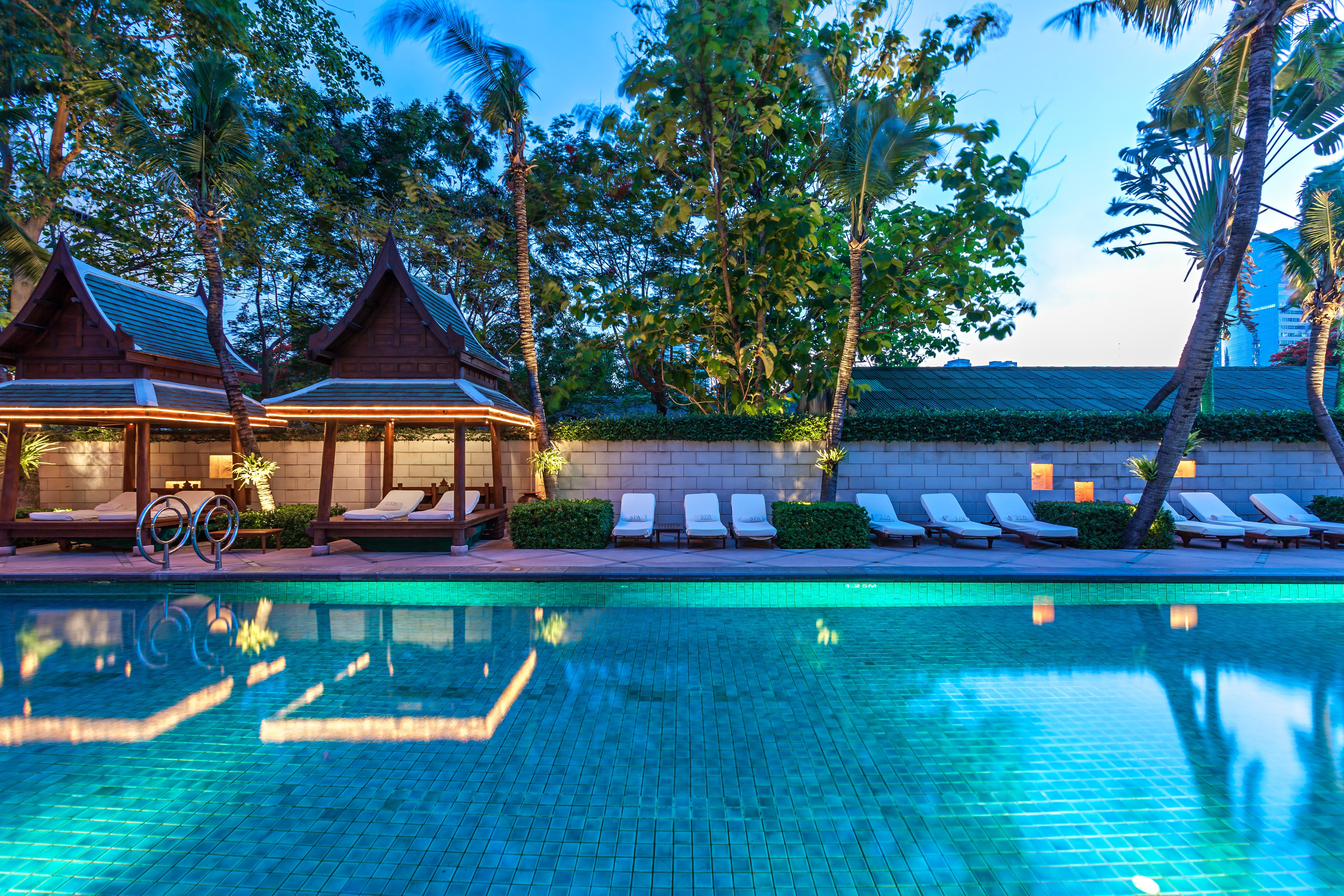 Hotel The Peninsula Bangkok Exteriér fotografie The swimming pool at the hotel