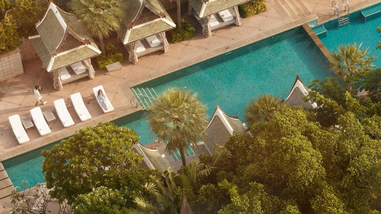 Hotel The Peninsula Bangkok Exteriér fotografie The swimming pool at the hotel